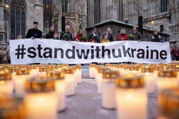Zum zweiten Jahrestag des Angriffs auf die Ukraine erinnert die Caritas mit .000 Kerzen am Stephansplatz an die Not von Millionen Kindern im Krieg in der Ukraine.