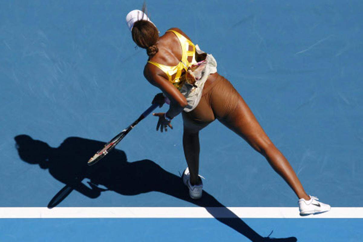 Die US-Amerikanerin Venus Williams beim kraftvollen Aufschlagen.