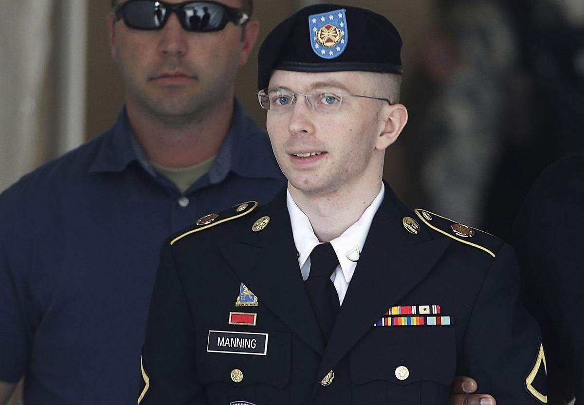 So lernte die Welt Chelsea Manning kennen: als den Soldaten der US-Armee, der geheime Militärdokumente an die Plattform Wikileaks weitergegeben hatte und deswegen vor Gericht stand. Sie wurde schließlich zu 35 Jahren Haft verurteilt. Als sie festgenommen wurde, hieß sie noch Bradley Edward Manning. Seit 2013 - und nach einer Hormontherapie - nennt sie sich Chelsea Elizabeth.