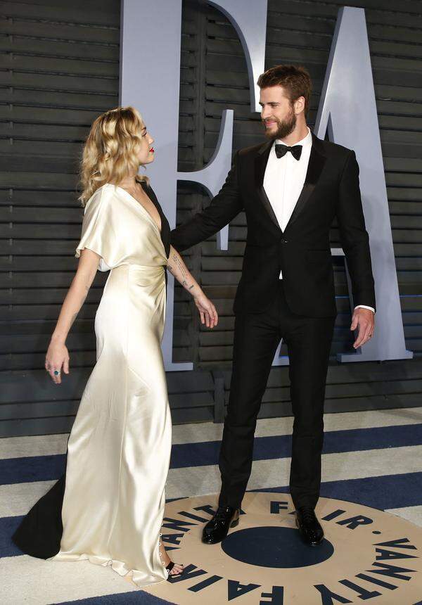 Das Promi-Paar Miley Cyrus und Liam Hemsworth hat sich nach nicht einmal einem Jahr Ehe getrennt. Das hätten die Sängerin und der Schauspieler gemeinsam entschieden, sagte ein Sprecher von Cyrus dem Magazin "People" am Wochenende. Kurze Ehen sind in Hollywood allerdings nicht ungewöhnlich. 