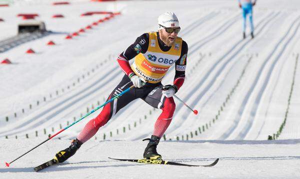 Von der WM in Lahti war der 32-jährige Norweger erneut ohne Einzel-Gold abgereist, wenig später aber gewann der Langlaufstar zum vierten Mal in Folge den Gesamtweltcup – der Erfolg 2014/15 wurde ihm wegen eines Dopingvergehens mittlerweile allerdings aberkannt.  
