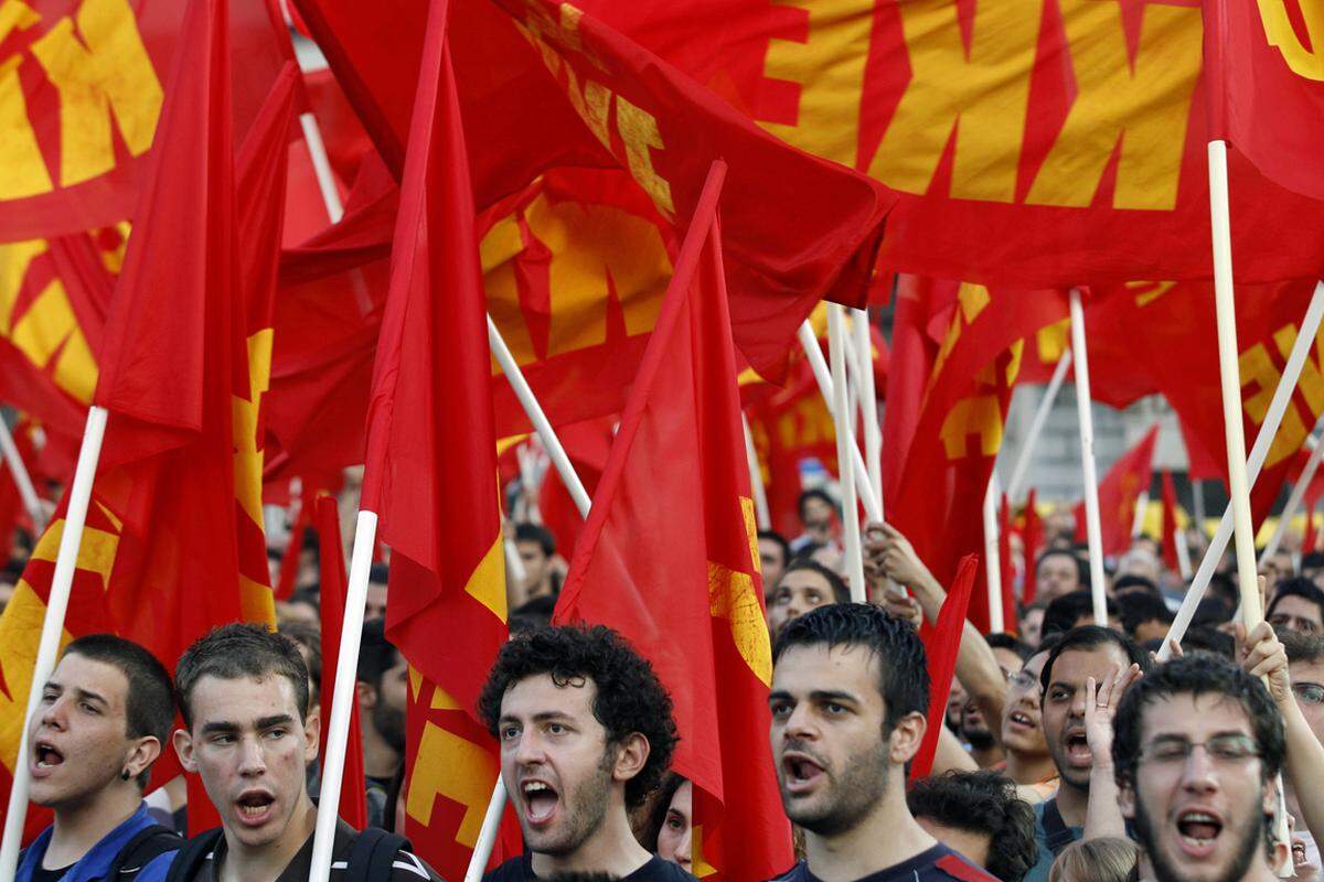 Die Kommunisten sprechen sich offen für den "Austritt Griechenlands aus der Eurozone und der EU jetzt" aus. Geht es nach der Partei­vorsitzenden Aleka Papariga, soll kein Cent an die Gläubiger gezahlt werden. Die Kommunisten verloren im Vergleich zur ersten Wahl am 6. Mai und erreichten nur noch rund 4,5 Prozent und damit 12 Abgeordnetensitze.