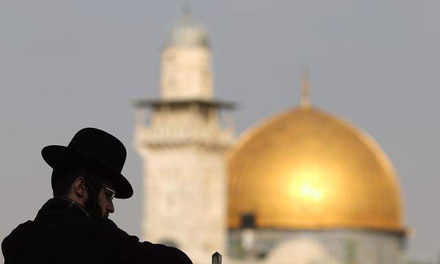 Ein Jude vor dem Tempelberg in Jerusalem.