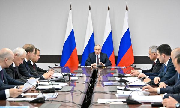 Kreml-Chef Wladimir Putin bei einem Treffen mit Chefs russischer Rüstungsunternehmen. 