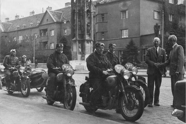 Clubausfahrt des Wiener BSA Motorradclubs mit englischen Gästen. Wien X, Simmering am Kreuz, Triester Straße.