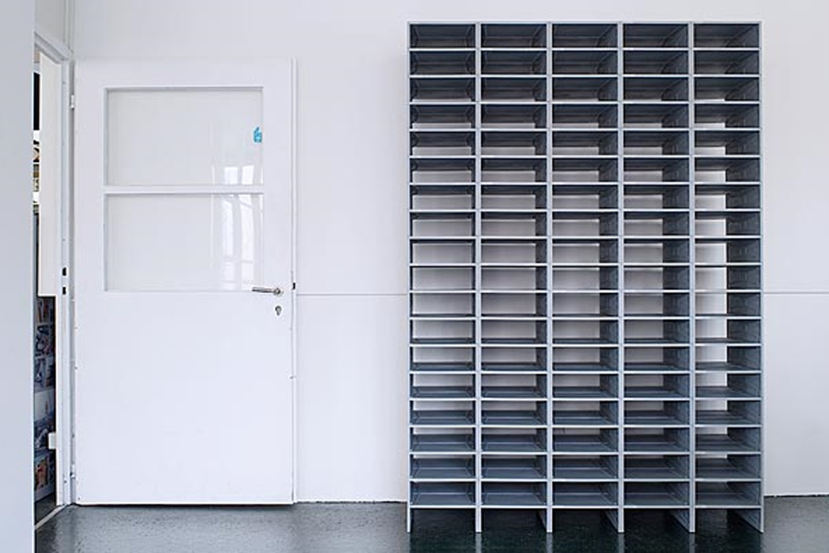 Erfunden hat das Schweizer Design Preis gekrönte Regalsystem V30 SKID der Industriedesigner Colin Schaelli. Damit hat auch er den Sprung ins Museum geschafft.