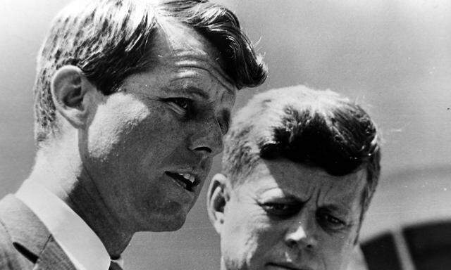 ROBERT KENNEDY WITH PRESIDENT JOHN F KENNEDY JFK AT WHITE HOUSE IN WASHINGTON 15 MAY 1963 Copyr