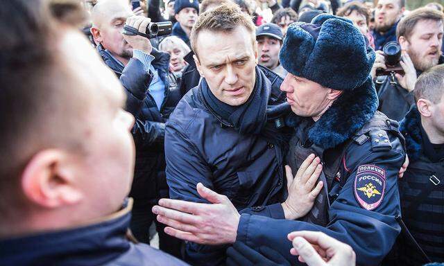 Polizisten nehmen Nawalny fest.