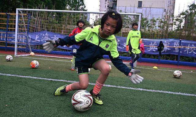 Symbolbild: Mädchen spielen Fußball