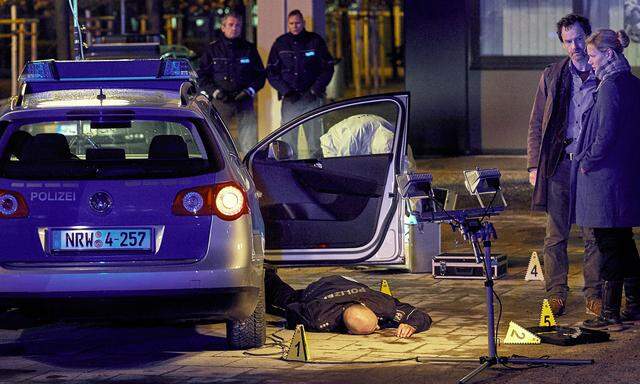 Mitten in der Nacht werden zwei Polizisten in ihrem Streifenwagen erschossen. Nur kurze Zeit später ist das Team der Mordkommission vor Ort. Von den Tätern fehlt jede Spur. 