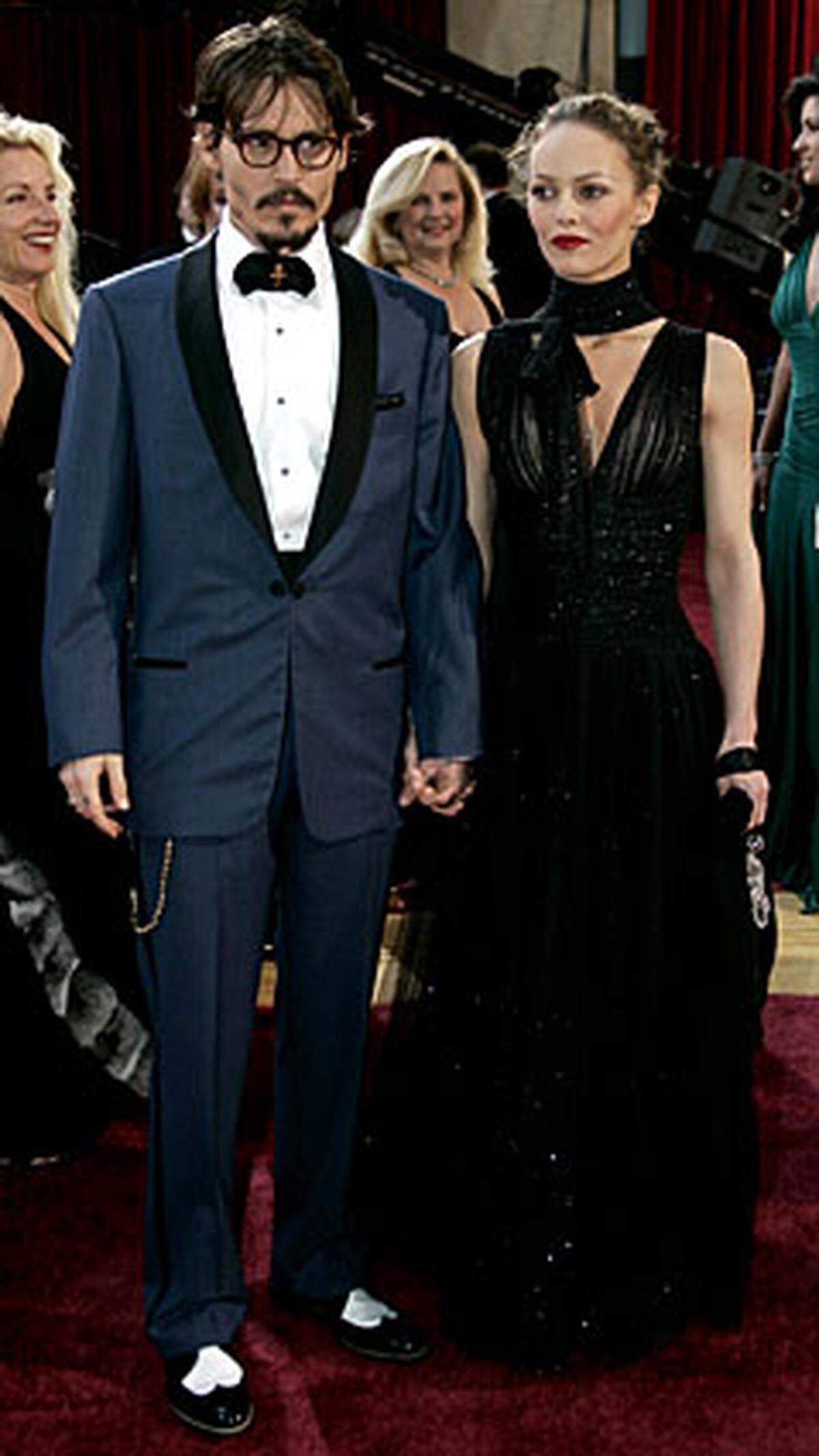 Johnny Depp ist cool. Sein blauer Anzug ist es nicht. Das hier ein Widerspruch entsteht, ist auch an den Gesichtern des Schauspielers und seiner Frau Vanessa Paradis abzulesen.