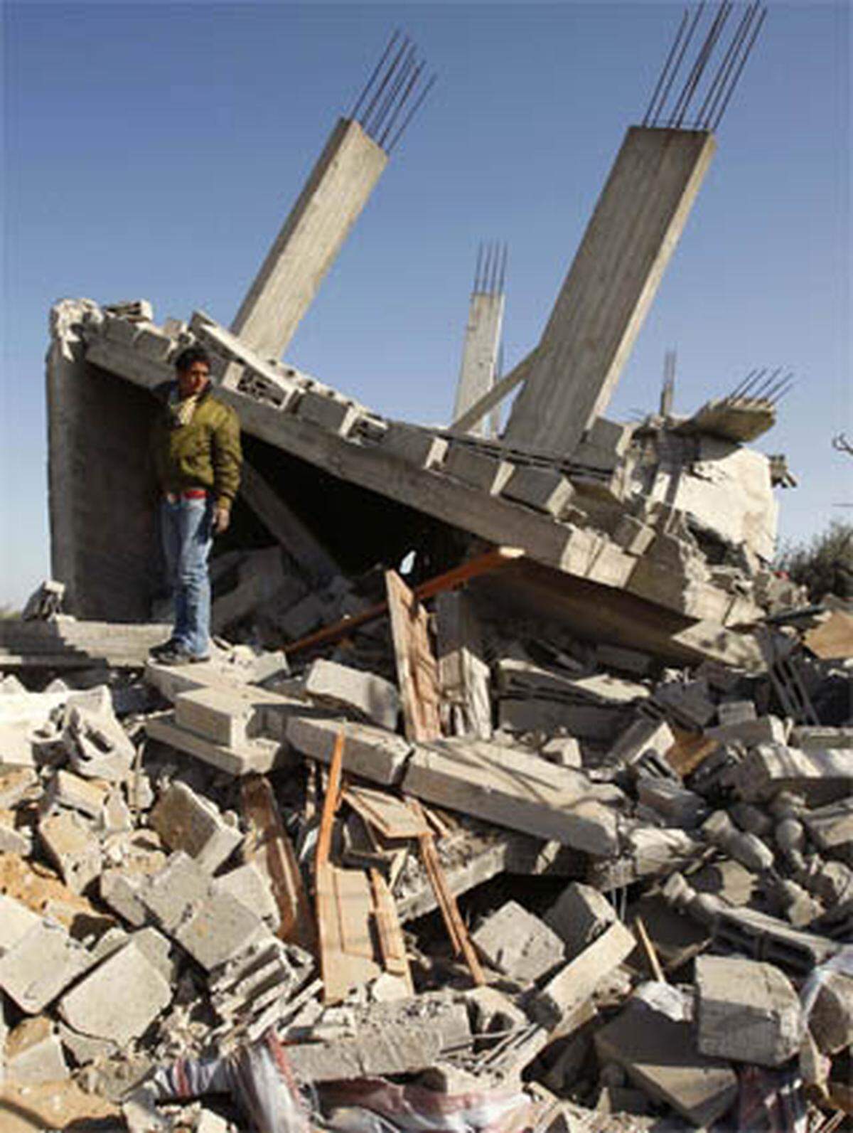 Die Luftwaffe bombardierte Ziele in der Ortschaft Rafah. Zuvor warf sie Flugblätter mit Warnungen ab, tausende Menschen fliehen.