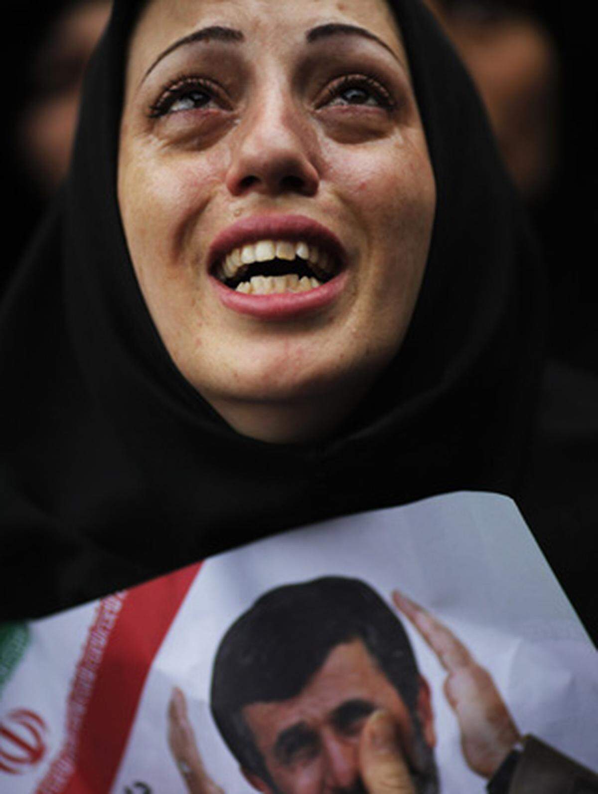 Seit der umstrittenen Wiederwahl von Staatspräsident Mahmoud Ahmadinejad im Juni dieses Jahres kam es im Iran immer wieder zu teils gewalttätigen Auseinandersetzungen zwischen der Opposition und den Sicherheitskräften. Eine Chronologie der vergangenen Monate:  12. Juni: Der ultrakonservative Präsident Ahmadinejad erreicht bei der Präsidentschaftswahl nach offiziellen Angaben fast 62 Prozent der Stimmen. Sein Herausforderer, der reformorientierte Mir-Hossein Moussavi, bekommt nur knapp 34 Prozent.