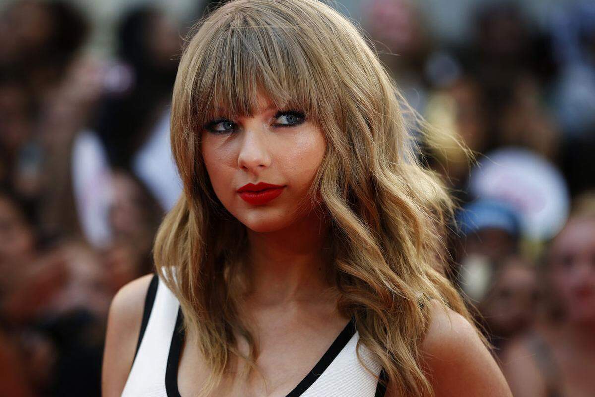 Die amerikanische Sängerin Taylor Swift (23) ist in der neuen Ausgabe des Guinness-Buchs der Rekorde gleich zweimal vertreten: Sie ist die erste Solo-Künstlerin, der es zweimal gelungen ist, in den USA mehr als eine Million Alben innerhalb einer Woche zu verkaufen. Außerdem kann sie sich der am schnellsten verkauften digitalen Single rühmen: Der Song "We Are Never Ever Getting Back Together" hatte beim Erscheinen im August 2012 innerhalb von 50 Minuten die Spitze der iTunes-Single-Charts erklommen.