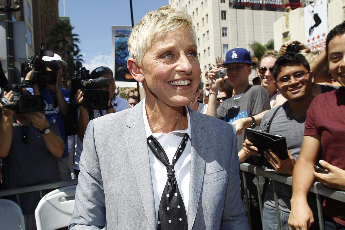 US-Talkerin Ellen DeGeneres (55) fühlte sich offenbar so, als ob ihre eigene Familie Zuwachs bekommen hätte: "Ich freue mich so für meine Cousine Kate und den zukünftigen König von England!" DeGeneres hatte 2011 ein Ahnenforschungsinstitut beauftragt, um herauszufinden, ob sie mit Kate Middleton verwandt ist. Nach ihren Angaben soll herausgekommen sein, dass beide Cousinen 15. Grades seien.