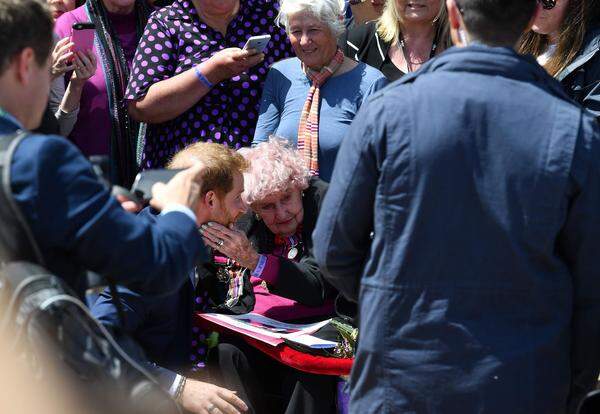 Zu den eisernen Fans gehört auch die 98-jährige Kriegswitwe Daphne Dunn, die Prinz Harry bereits von früheren Reisen nach Australien kennt.
