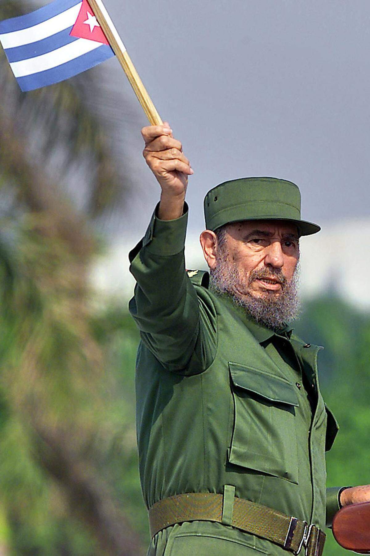 Im Jahr 1934 wurde der kubanische Präsident Ramón Grau San Martín abgesetzt. Die Folge: die Aufhebung bzw. Erneuerung des Vertrages. In der neuen Version blieb nur Abschnitt 7 über das Recht der Nutzung der Bucht als Marinestützpunkt erhalten, der ursprünglich auf 99 Jahre beschränkte Pachtvertrag wurde auf unbestimmte Zeit verlängert. 1938 wurde die Pachtgebühr auf 4085 Dollar erhöht. Seit der Revolution 1959 und der Machtergreifung Fidel Castros (Bild) akzeptiert Kuba die amerikanische Präsenz nicht mehr und fordert die Rückgabe der Bucht.