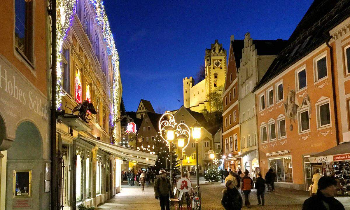 Die Füssener (im Bild) Marktstände sind wie mittelalterliche Hausfassaden gezimmert, und auch Leutkirch wird zu einem kleinen Weihnachtsdorf. In Kaufbeuren blickt man stolz auf den riesigen echten Adventkranz. Darunter duften gebrannte Mandeln und heiße Maroni. In Isny, der ehemaligen Freien Reichsstadt, verzaubert der Brauch des Engele-Fliegens.