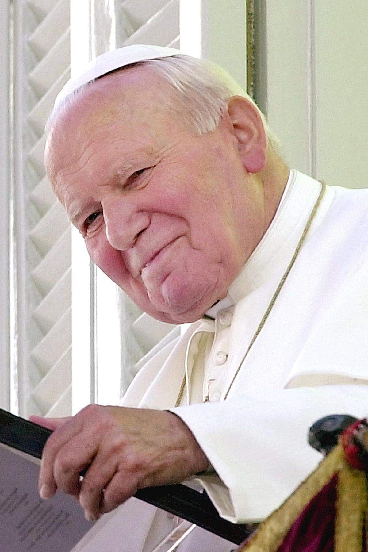 Karol Wojtyla war der erste Papst aus Polen und der erste Nicht-Italiener auf dem Stuhl Petri seit 450 Jahren. Mit 104 Auslandsreisen setzte er Maßstäbe als Oberhaupt der katholischen Weltkirche. Im TV-Zeitalter galt er als genialer "Medienpapst".