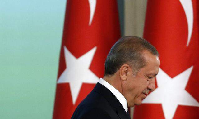 Turkey´s new President Tayyip Erdogan and outgoing President Abdullah Gul, attend a handover ceremony at the Presidential Palace of Cankaya in Ankara