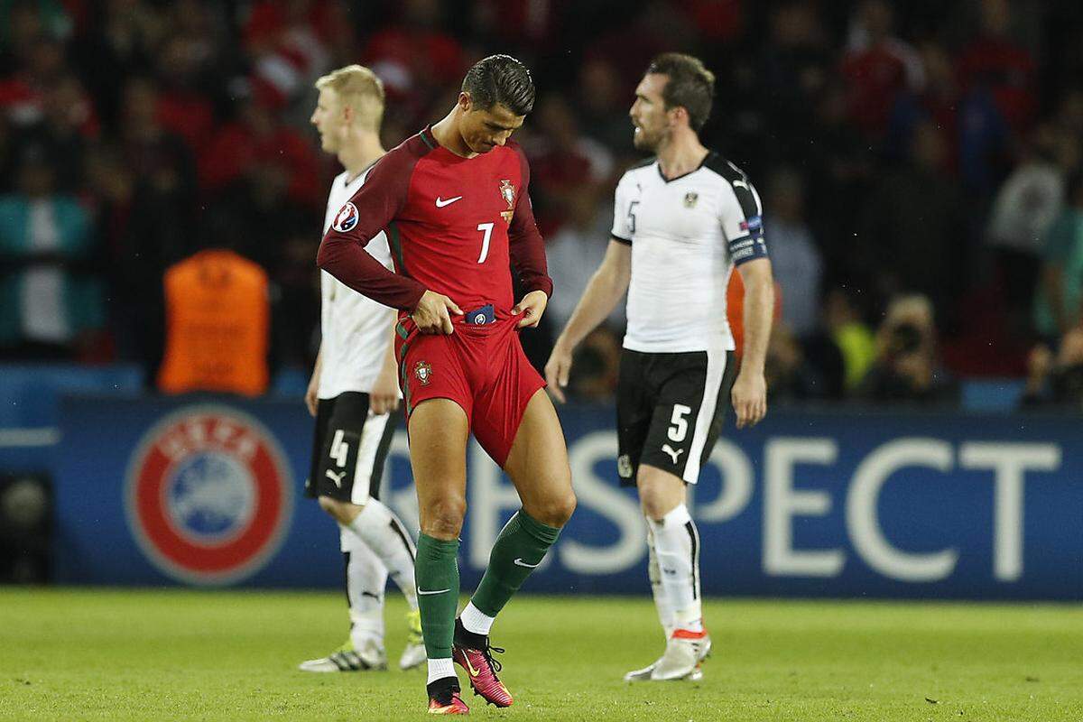 Bei der EM 2016 in Frankreich erlebte Ronaldo mit Portugal ein Wechselbad der Gefühle. Die Vorrunde ohne einen Sieg (u.a. 0:0 gegen Österreich, Ronaldo vergab einen Elfmeter) nur knapp überstanden, ging es ebenso mühevoll im Achtelfinale (1:0 n.V. gegen Kroatien) und Viertelfinale (5:3 i.E. gegen Polen) weiter. Erst im Halbfinale folgte der erste Erfolg in 90 Minuten: 2:0 gegen Wales.