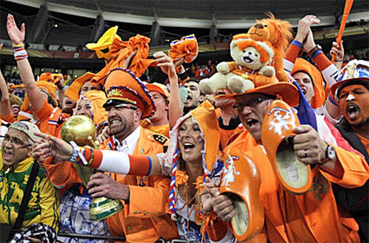 Die Niederlande schafften als erstes Team den Finaleinzug. Der Sieg im Halbfinale gegen Uruguay wurde dementsprechend enthusiastisch gefeiert. Die Fans auf diesem Bild arbeiteten wirklich mit allen typisch holländischen Symbolen.