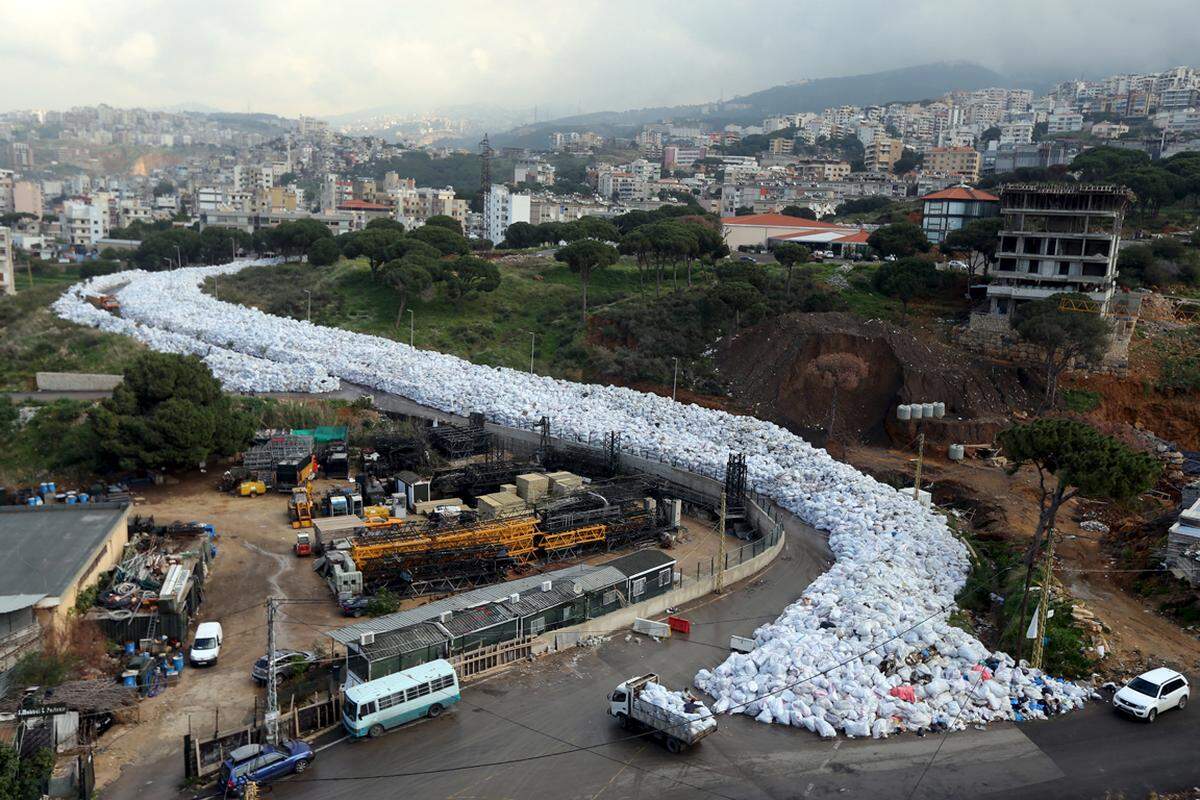 23. Februar. Berge von Müll häuften sich an den Rändern Libanesischer Straßen, als die Regierung in Beirut beschloss keinen Abfall nach Russland zu exportieren. Die Müllkrise, die auch der Regierung zu schaffen machte, dauerte Monate an.