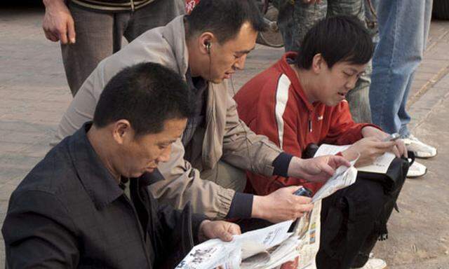 Chinesen lesen Zeitung