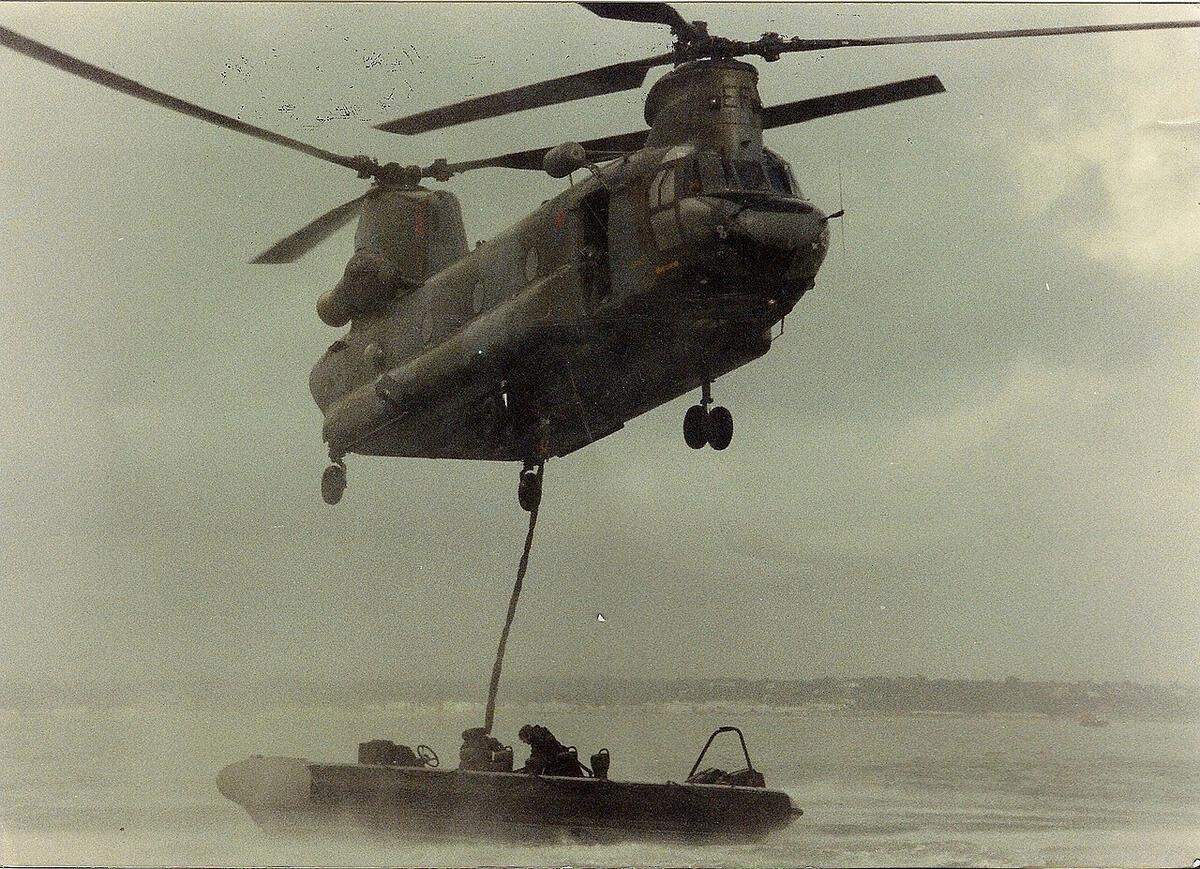 SBS-Übung mit Chinook-Hubschrauber, Foto undatiert, Schauplatz vermutlich an der britischen Küste.
