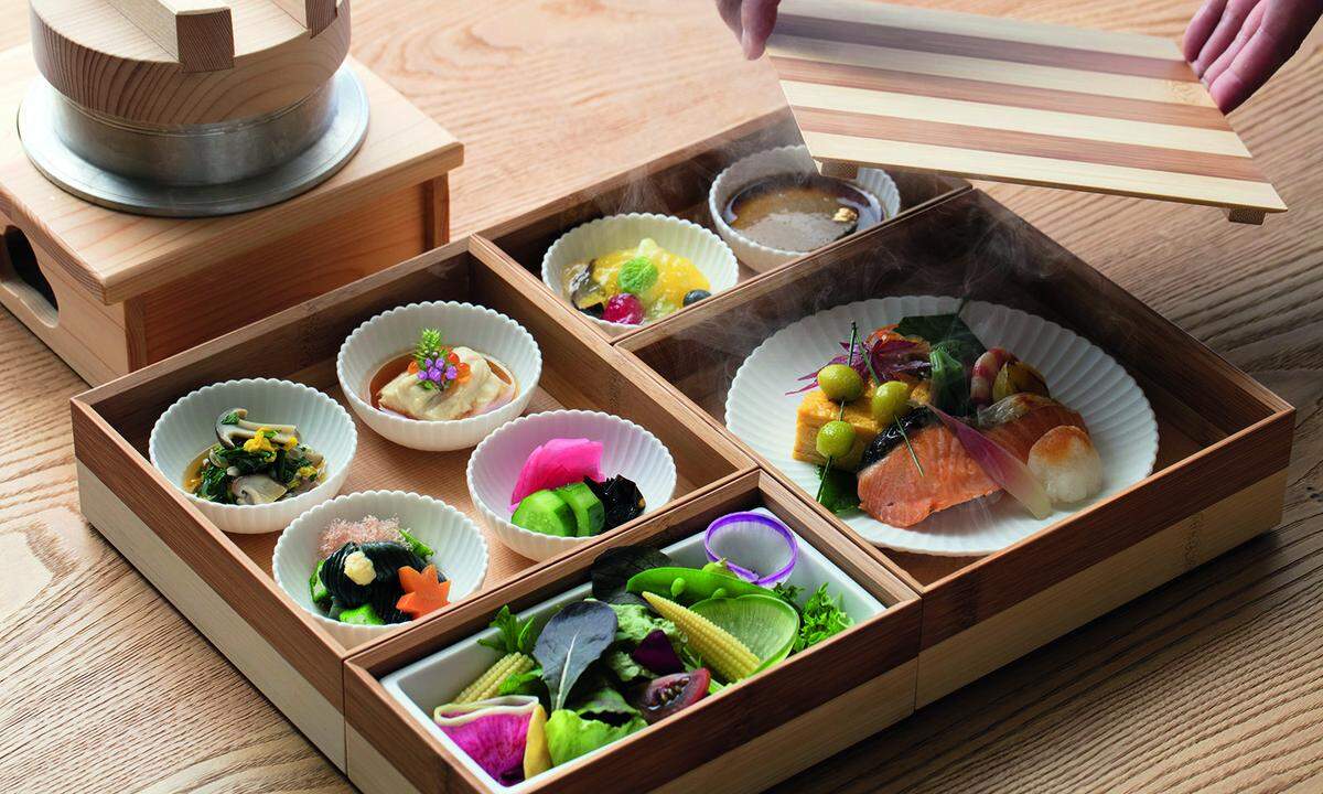 Frühstücks-Bento im Zimmer, Onsen auf dem Dach: im Hoshinoya.