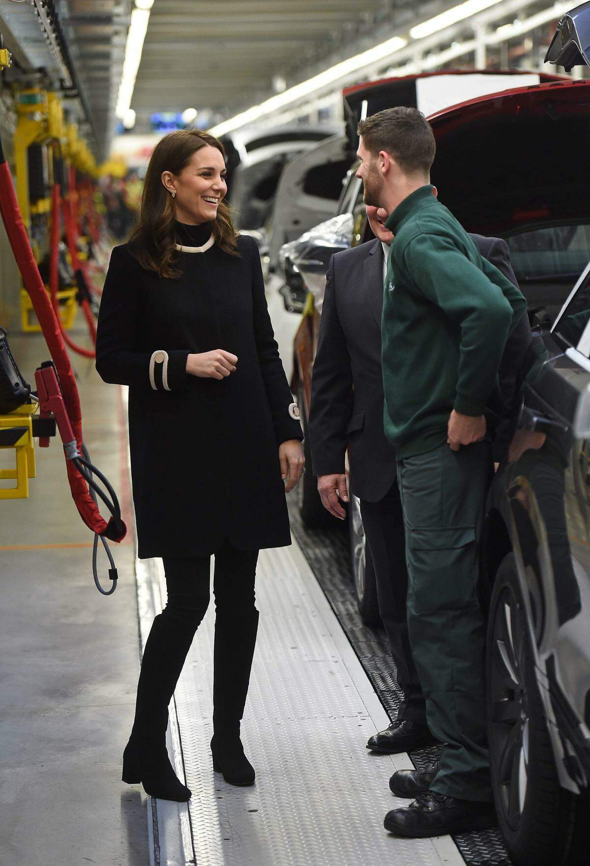 Schon fast zu reduziert wirkte das Outfit - allerdings machte Kates gute Laune eigentlich alles wieder wett. Und der Mantel - den die Herzogin schon während ihrer zweiten Schwangerschaft ausgeführt hatte - erinnerte dann doch ein wenig an die Eleganz einer Jackie Kennedy (wenn auch in einer Autofabrik).
