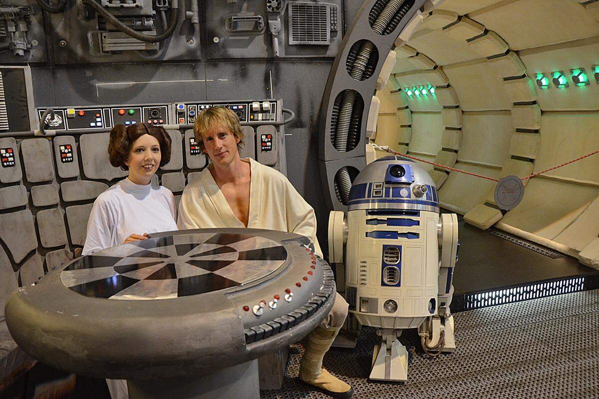Geboten wurde dort alles, was das Geek-Herz begehrt.Im Bild: Leia- und Luke-Lookalikes und ein R2-D2-Roboter im Innenraum des "Millenium Falcon".