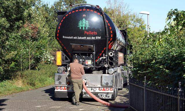 Tanklastzug liefert Holzpellets fuer eine Pelletheizung, Deutschland tanker truck delivers wood pellets for a pellet hea