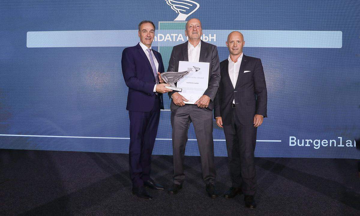 ALC Cybersecurity Award an rmDATA aus Pinkafeld (v. l.): Wirtschaftslandesrat Leonhard Schneemann, rmDATA-Gründer Richard Malits und KSV1870-Managing Director Michael Pavlik.