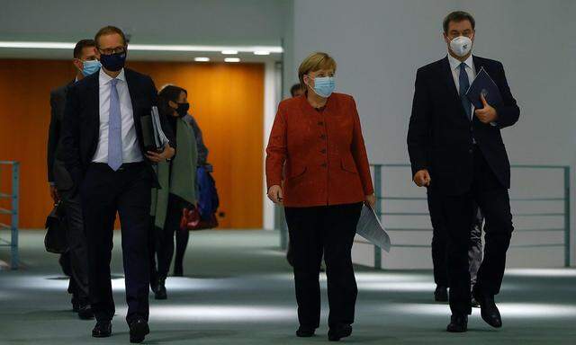 Angela Merkel mit Berlins Bürgermeister Michael Müller (li.) und Bayerns Ministerpräsident Markus Söder nach der Besprechung der Länderchefs. 