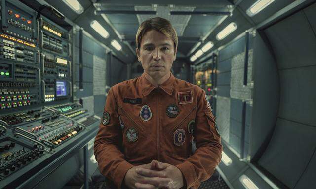 Josh Hartnett spielt in „Beyond the Sea“ einen Astronauten, der im All lebt – und gleichzeitig auch als Replikat auf der Erde.