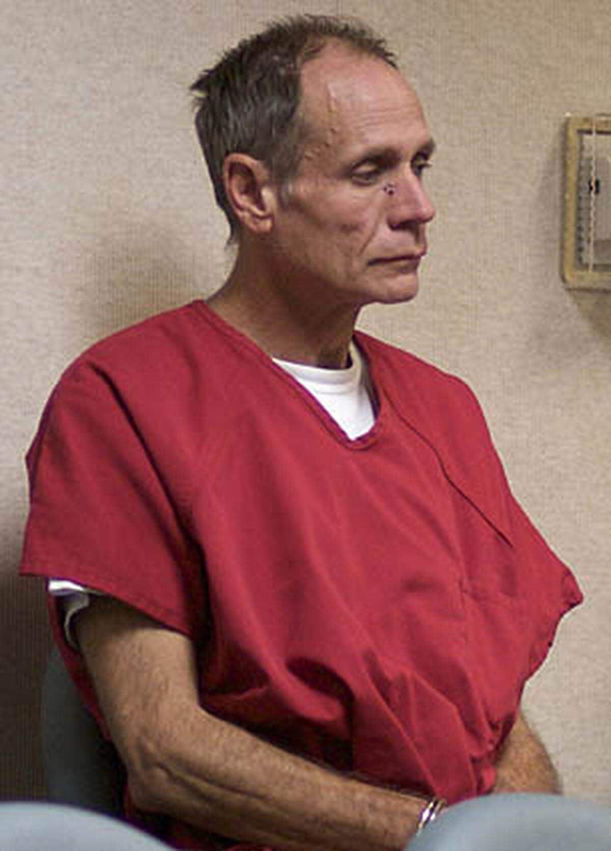 Garrido verbüßte von 1977 bis 1988 eine Haftstrafe wegen Entführung und eines Sexualdelikts. In Reno (Nevada) hatte der damals 25-Jährige eine junge Frau in einem Schuppen eingeschlossen und vergewaltigt. Ursprünglich war er zu 50 Jahren Haft verurteilt wurden, kam aber nach elf Jahren auf Bewährung frei.