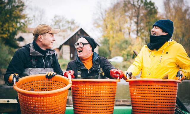 „Fisch ahoi!“: Die Hobbyköche Florian Holzer (Gastrokritiker), Thomas Nowak (Künstler) und Ingo Pertramer (Fotograf) machen sich im Rahmen der Dienstag-Nacht auf ORF eins daran, heimischen Fisch zu konservieren.