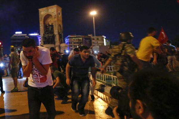 Auf dem berühmten Taksim-Platz in Istanbul liefen Dutzende Leute in Panik davon, als Kampfjets im Tiefflug über den Platz jagten.
