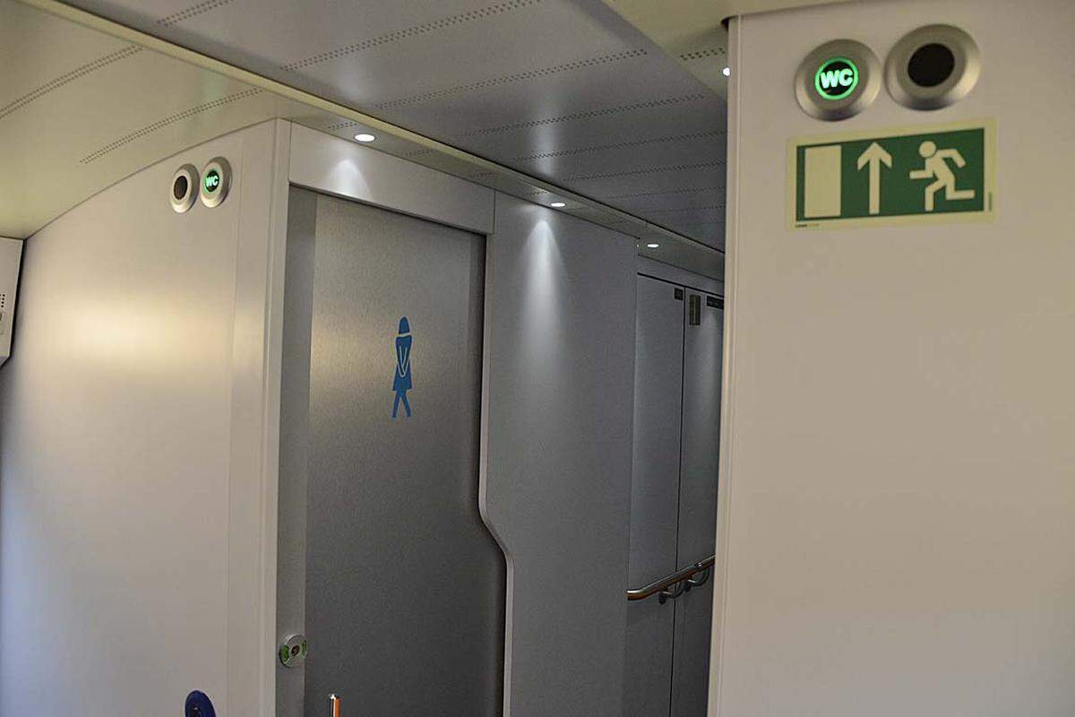 Apropos WC: Für alle anderen Fahrgäste gibt es geschlechtergetrennte Toiletten ...