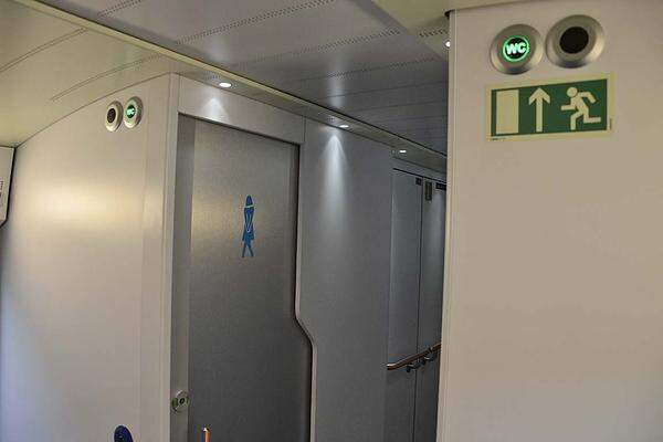 Apropos WC: Für alle anderen Fahrgäste gibt es geschlechtergetrennte Toiletten ...