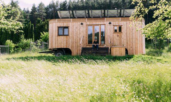 Tiny Houses gibt es auch auf Rädern: In Gutenstein baut die Firma Wohnwagon autarke Minihäuser im Baukastensystem. 