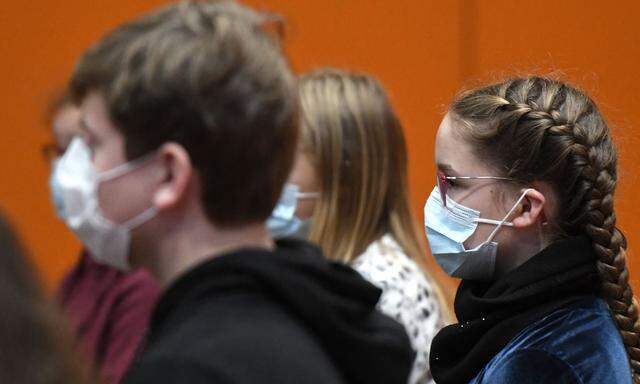 Die Regierung hat Lockerungen der Coronamaßnahmen für die Schulen in Aussicht gestellt - ohne Details. 