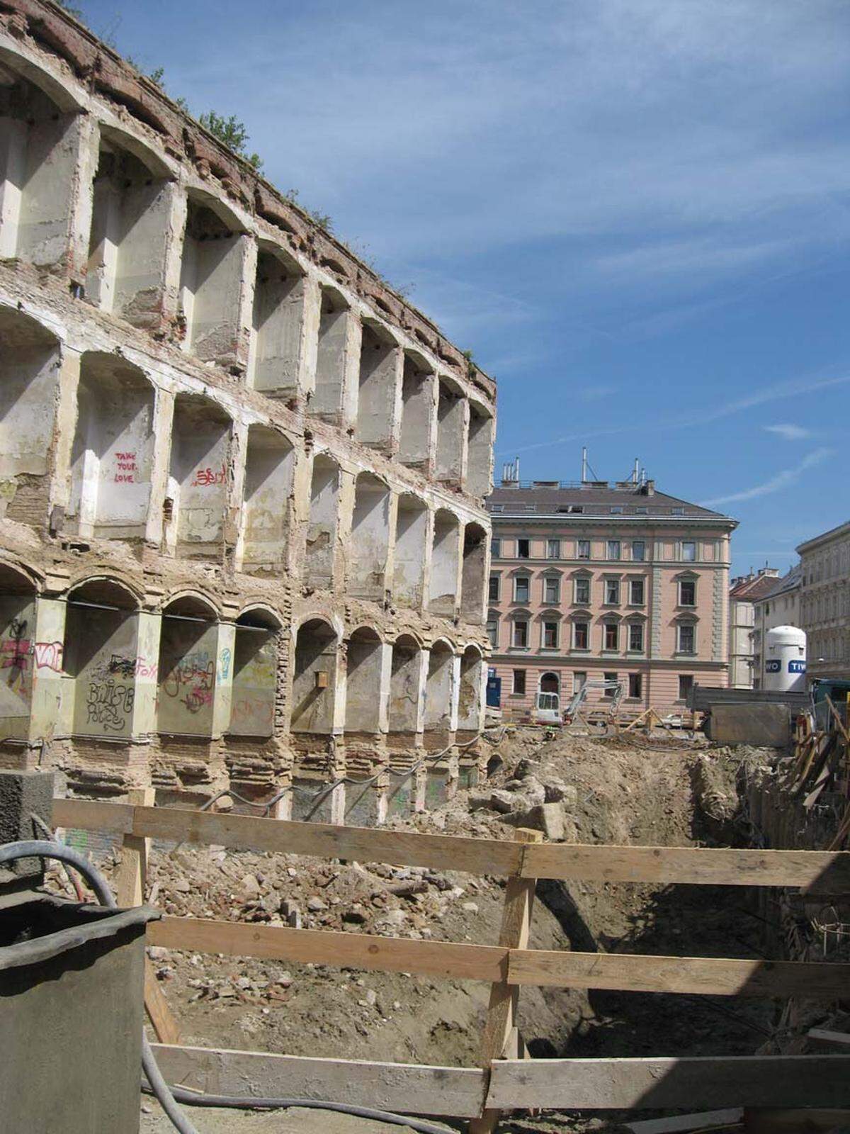 Weiter: Bilder von der Ruine und der Baustelle