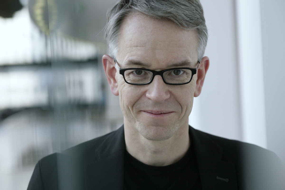 Das jüngste Werk Moritz Rinkes "Wir lieben und wissen nichts" wird am 14. Dezember am Schauspiel Frankfurt uraufgeführt. Intendant Oliver Reese (im Bild) wird Regie bei dem Stück, das die Tiefen der menschlichen Beziehungen zeigt, führen.