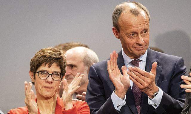 Annegret Kramp-Karrenbauer setzte sich gegen Friedrich Merz und Jens Spahn (nicht im Bild) im Kampf um die CDU-Spitze durch. Doch sie sitzt nicht fest im Sattel.