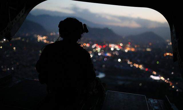 Ein US-Soldat in einem Helikopter vor einem Angriff auf Taliban-Stellungen.