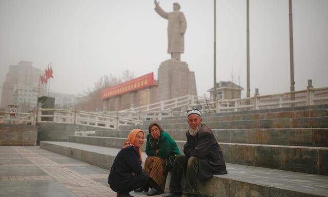 Verfolgte Minderheit: Uiguren in der Stadt Kashgar – im Hintergrund eine Statue Mao Zedongs.