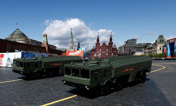 Fahrzeuge, die russische Iskander-Raketen abschießen können, fahren über den Roten Platz. Russlands Militär probt für die Parade, mit der der Sieg über Nazi-Deutschland gefeiert wird.