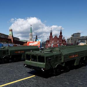 Fahrzeuge, die russische Iskander-Raketen abschießen können, fahren über den Roten Platz. Russlands Militär probt für die Parade, mit der der Sieg über Nazi-Deutschland gefeiert wird.